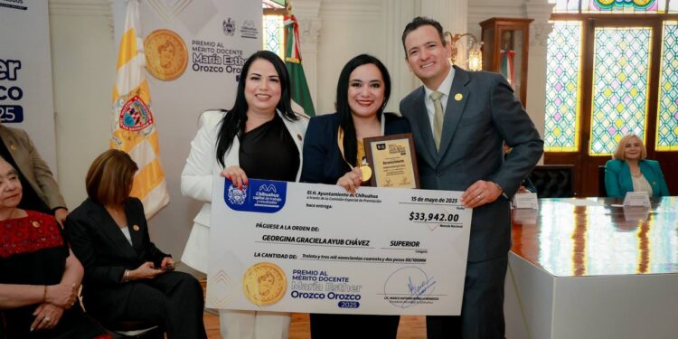 Reconocen a docentes con la medalla “María Esther Orozco Orozco 2025”