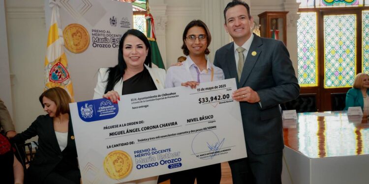 Reconocen a docentes con la medalla “María Esther Orozco Orozco 2025”