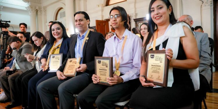 Reconocen a docentes con la medalla “María Esther Orozco Orozco 2025”