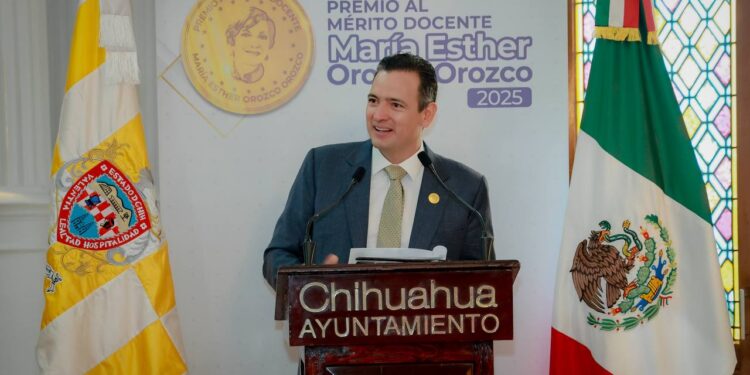 Reconocen a docentes con la medalla “María Esther Orozco Orozco 2025”