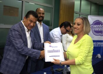 Entregan escrituras a familias chihuahuenses