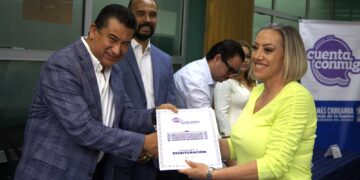 Entregan escrituras a familias chihuahuenses