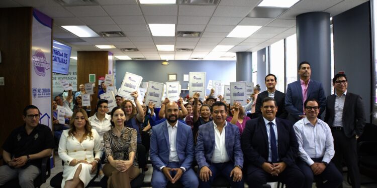 Entregan escrituras a familias chihuahuenses