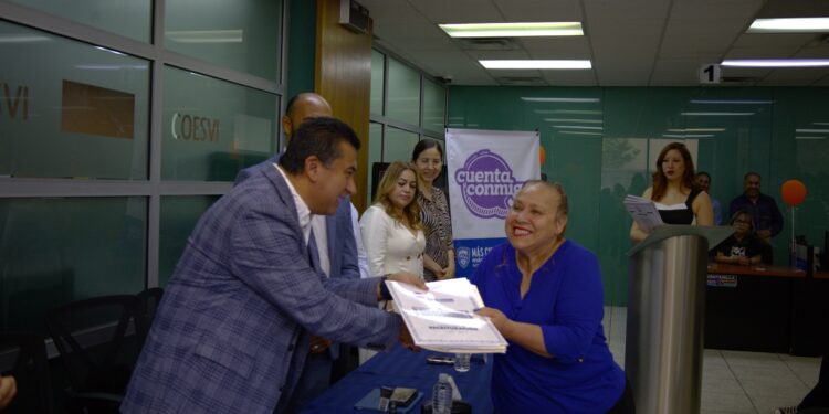 Entregan escrituras a familias chihuahuenses