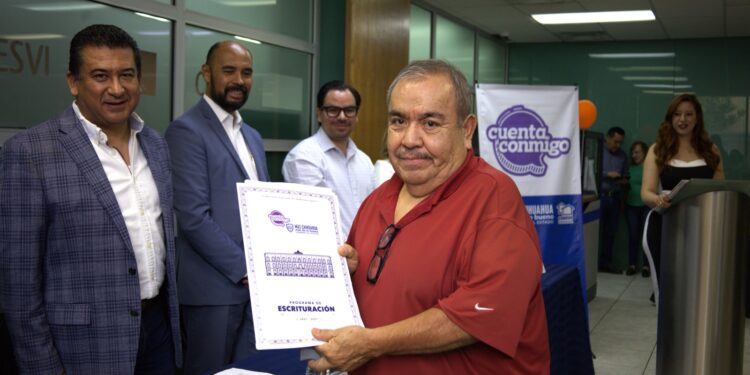 Entregan escrituras a familias chihuahuenses