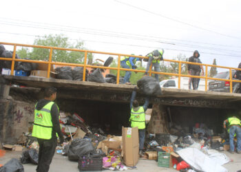 Retiran más de 3 toneladas de basura de bajo puente en colonia Granjas