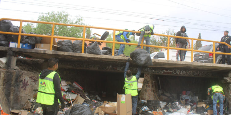 Retiran más de 3 toneladas de basura de bajo puente en colonia Granjas