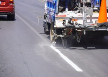 Remarcan líneas divisorias de carriles de la avenida Pacheco