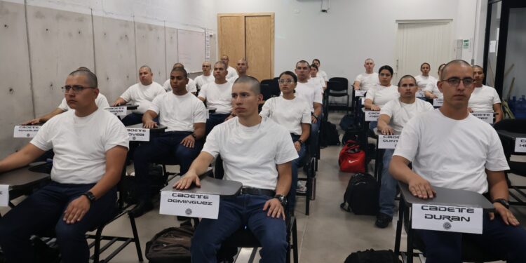 Capacitan a futuros bomberos en el ISSCUU