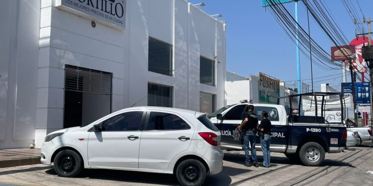 Roban 15 mil pesos de caja fuerte en mueblería de Chihuahua