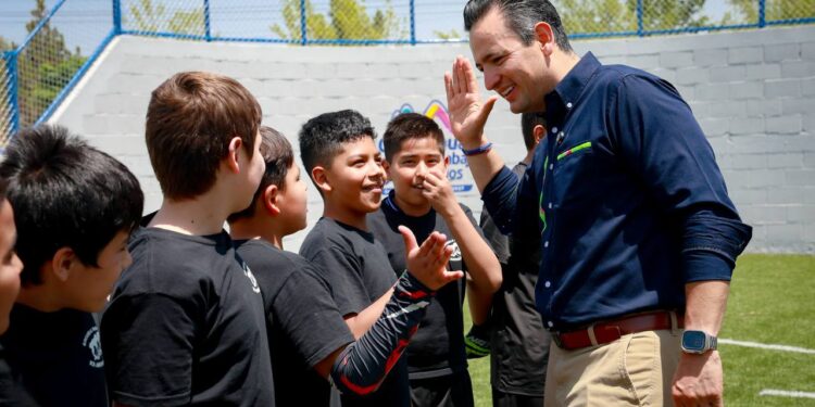 Inauguran cancha de fútbol en escuela primaria de Chihuahua