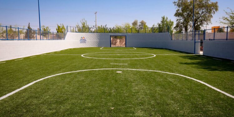 Inauguran cancha de fútbol en escuela primaria de Chihuahua