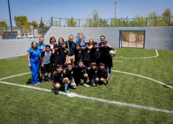 Inauguran cancha de fútbol en escuela primaria de Chihuahua