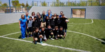 Inauguran cancha de fútbol en escuela primaria de Chihuahua