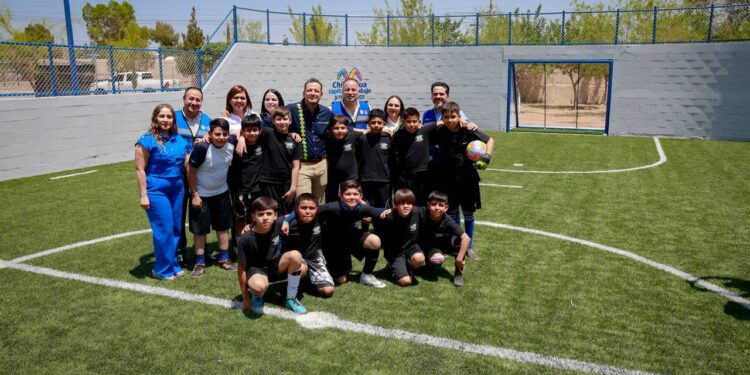 Inauguran cancha de fútbol en escuela primaria de Chihuahua