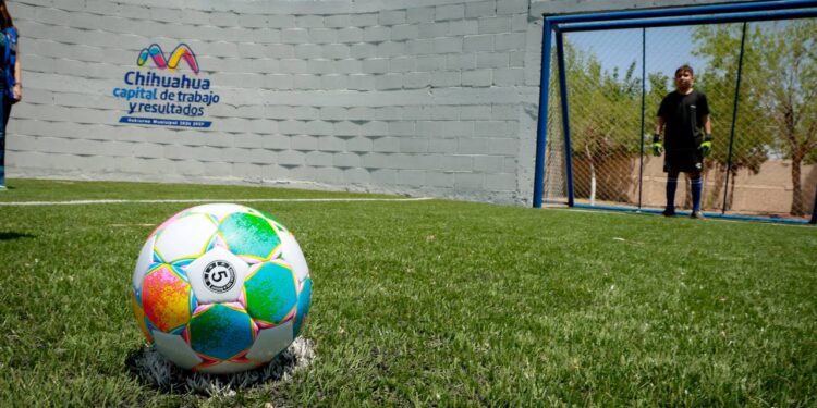 Inauguran cancha de fútbol en escuela primaria de Chihuahua