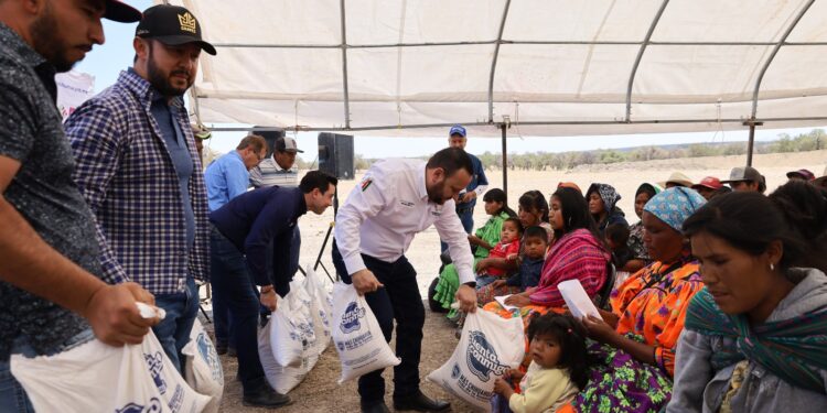 Entregan apoyos alimentarios a comunidades indígenas de Nonoava