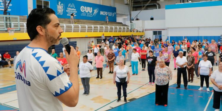 Más de 300 abuelitos participan en activación física