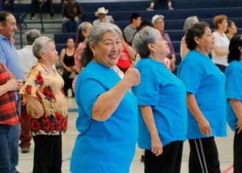 Más de 300 abuelitos participan en activación física