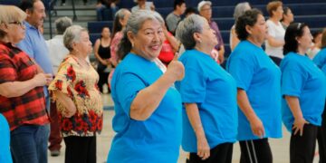Más de 300 abuelitos participan en activación física