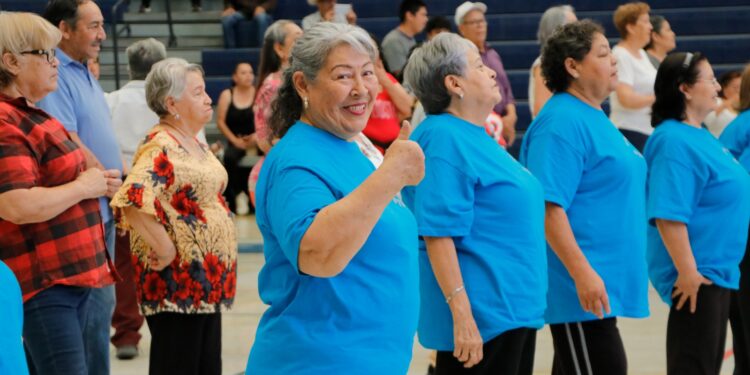 Más de 300 abuelitos participan en activación física