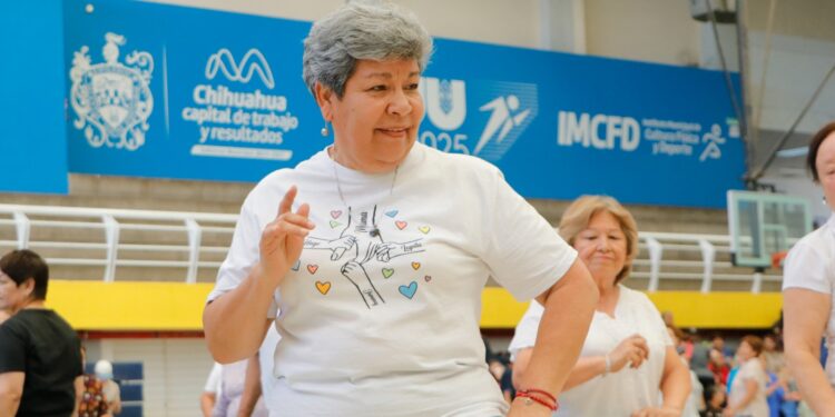 Más de 300 abuelitos participan en activación física