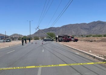 Conductora choca contra poste de CFE en Avenida Equus