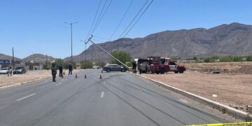 Conductora choca contra poste de CFE en Avenida Equus