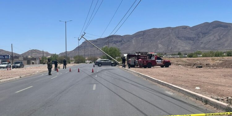 Conductora choca contra poste de CFE en Avenida Equus