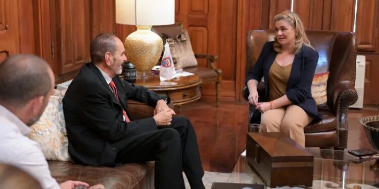 Reconocen a Chihuahua por su modelo exitoso de tratamiento contra el cáncer