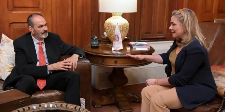 Reconocen a Chihuahua por su modelo exitoso de tratamiento contra el cáncer