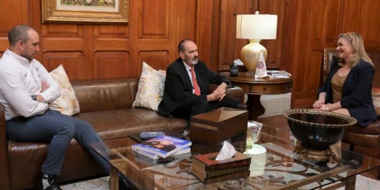 Reconocen a Chihuahua por su modelo exitoso de tratamiento contra el cáncer