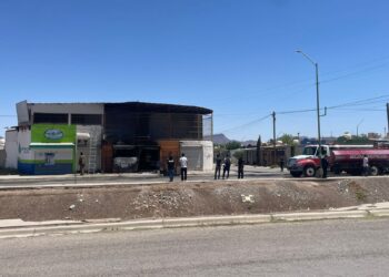 Explosión en taquería provoca incendio y afecta estética en Punta Oriente