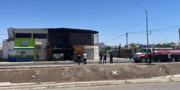 Explosión en taquería provoca incendio y afecta estética en Punta Oriente