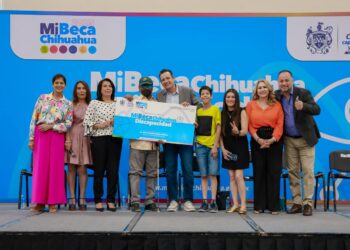 Entregan becas municipales para personas con discapacidad