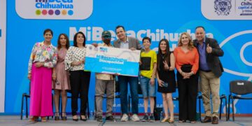 Entregan becas municipales para personas con discapacidad