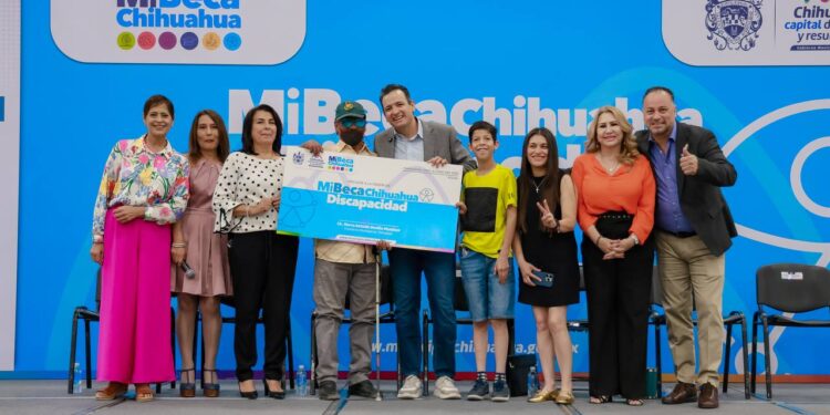 Entregan becas municipales para personas con discapacidad