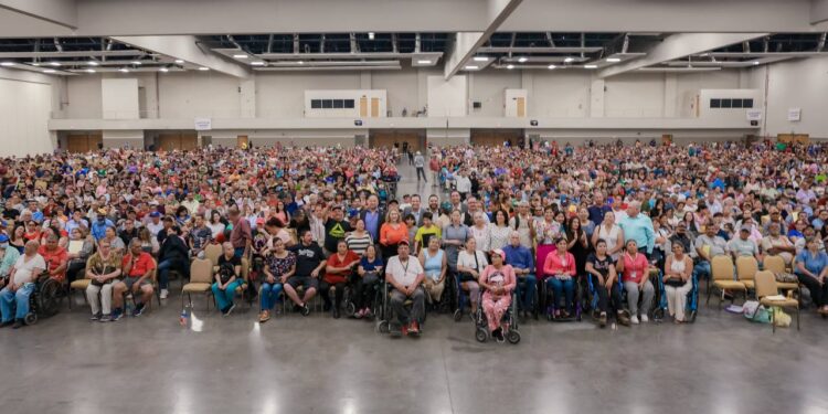 Entregan becas municipales para personas con discapacidad