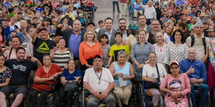 Entregan becas municipales para personas con discapacidad
