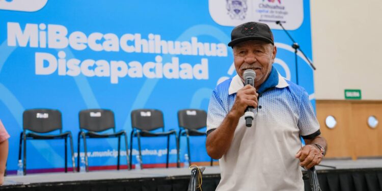 Entregan becas municipales para personas con discapacidad