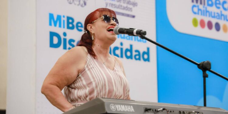 Entregan becas municipales para personas con discapacidad