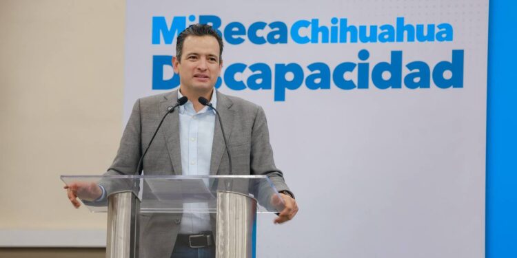 Entregan becas municipales para personas con discapacidad