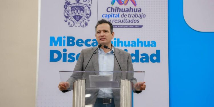 Entregan becas municipales para personas con discapacidad