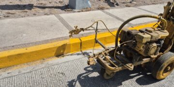 Conduce con precaución, pintarán guarniciones de la avenida Tecnológico