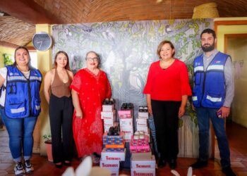 Entregan zapatos a asociación “Gaby Redes por la Libertad”