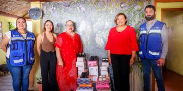 Entregan zapatos a asociación “Gaby Redes por la Libertad”