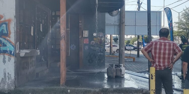 Explosión de tanque de gas provoca incendio en bar de la avenida Universidad