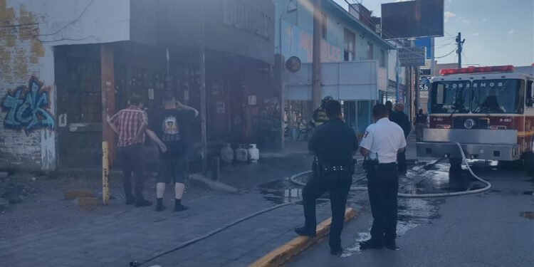 Explosión de tanque de gas provoca incendio en bar de la avenida Universidad