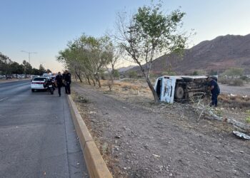 Vuelca camioneta de personal en la Vialidad Sacramento; siete lesionados