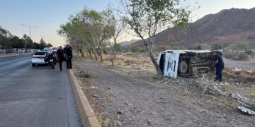 Vuelca camioneta de personal en la Vialidad Sacramento; siete lesionados